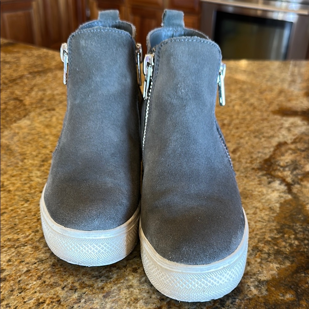 Steve Madden Gray Ankle Boots with Suede Texture and Zipper
